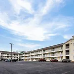 Hometowne Studios By Red Roof Kansas City - Worlds Of Fun