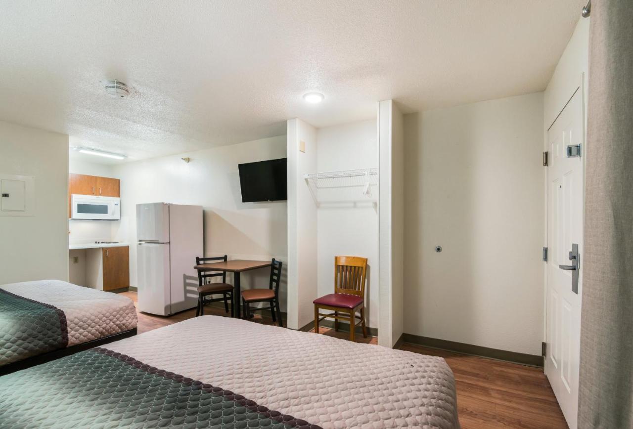 Hometowne By Red Roof Kansas - Worlds Of Fun Motel 2*