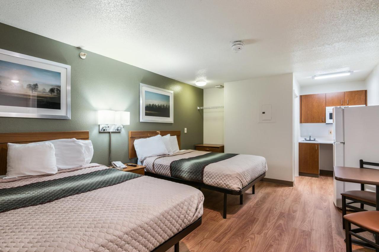 Hometowne By Red Roof Kansas - Worlds Of Fun Motel 2*