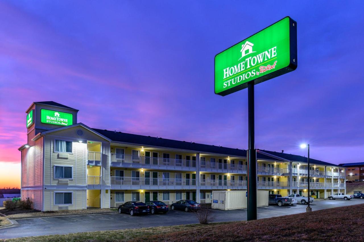 Motel Hometowne By Red Roof Kansas - Worlds Of Fun 2*